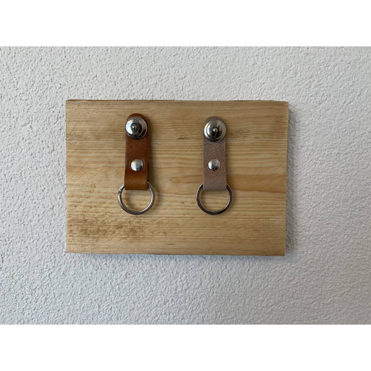 Sleutelplankjes van hout inclusief 2 moderne sleutelhangers van echt leer
