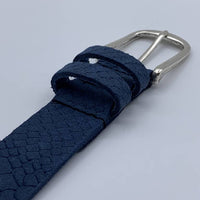 Trendy blauwe damesriem met slangenprint.