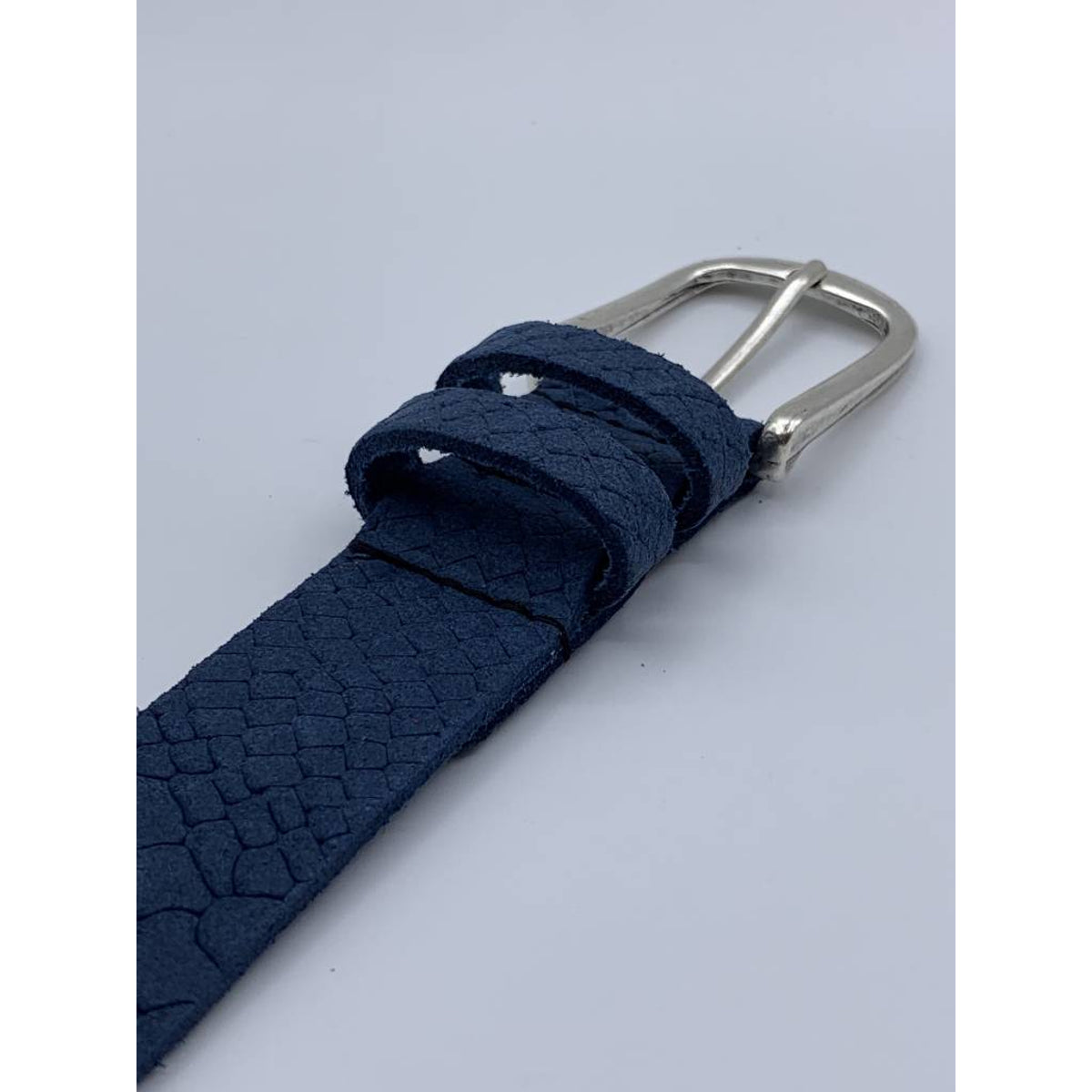 Trendy blauwe damesriem met slangenprint.