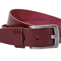 Stoere bordeaxrode riem met een vierkante zwarte gesp.