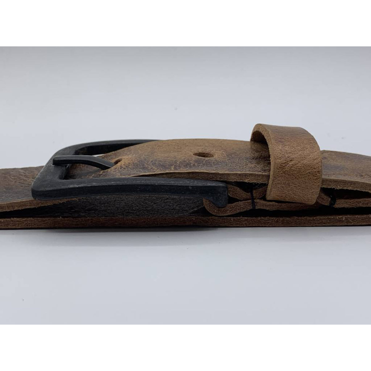 Stoere cognac riem met gekreukt leer en mat zwarte gesp.