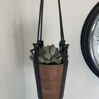 Terracotta kleurige hangpot small met echt lederen banden.