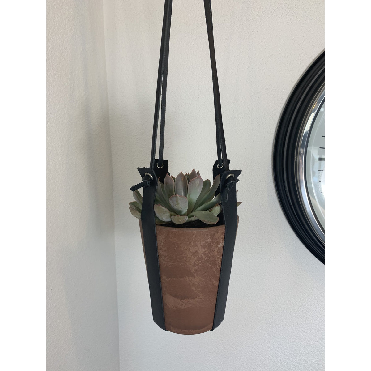 Terracotta kleurige hangpot small met echt lederen banden.