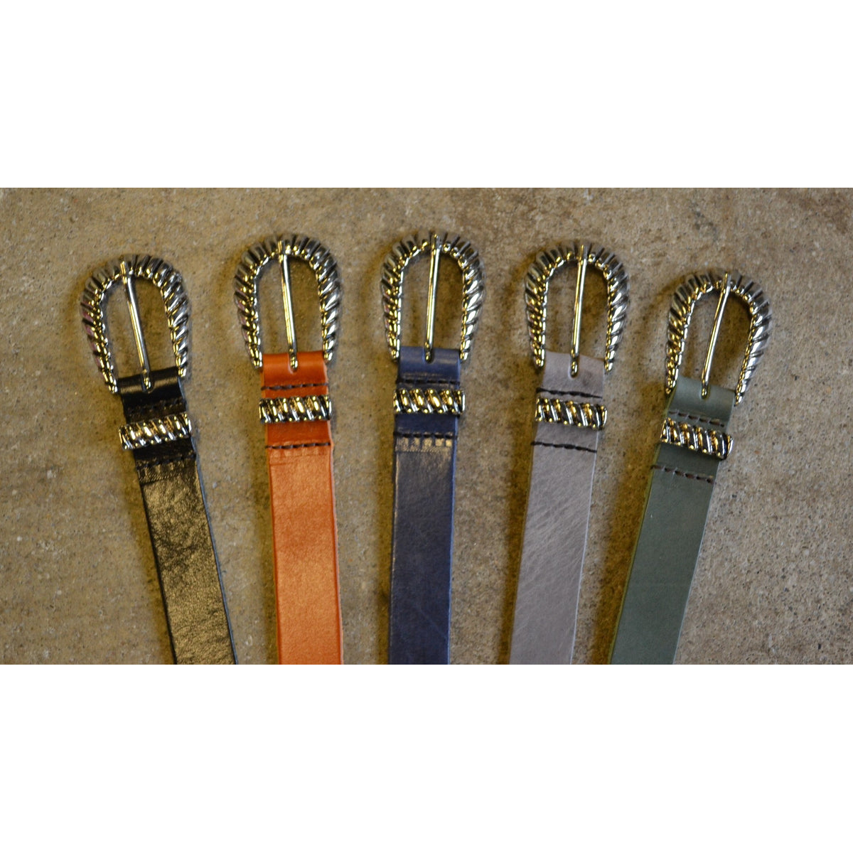 trendy smalle blauwe riem met uitgewerkte gesp. 