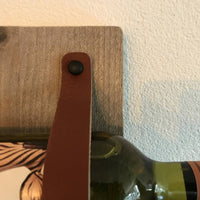 Wijnrek  van hout en leer. 