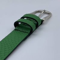 Trendy groene damesriem met slangenprint. 