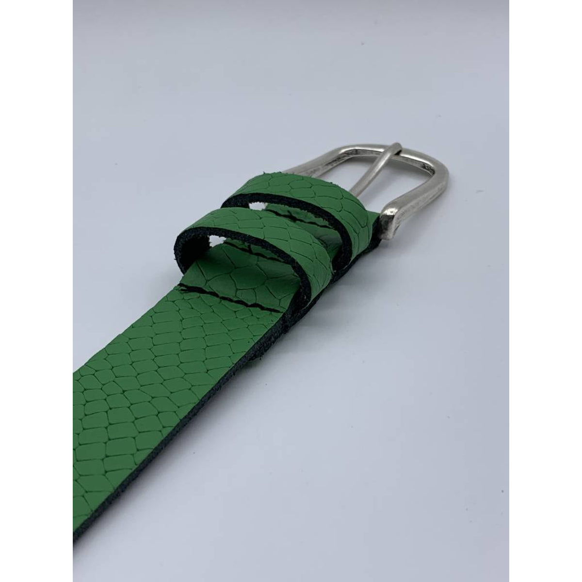 Trendy groene damesriem met slangenprint. 