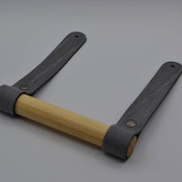 Toiletrolhouder van hout en leer
