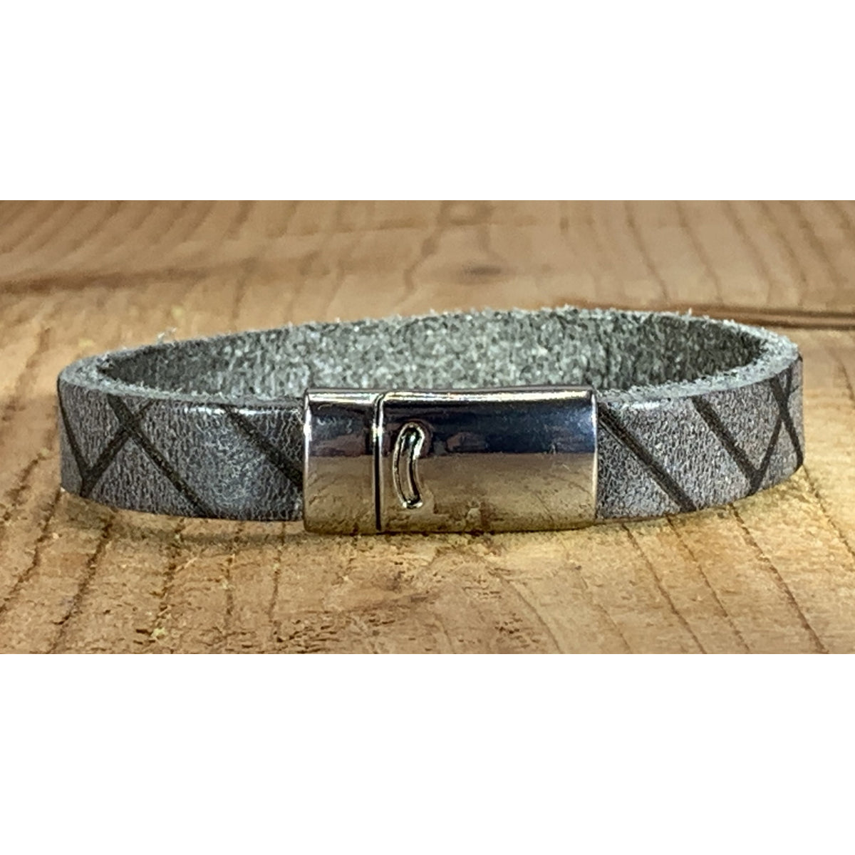 Grijze armband vintage gelaserd met brick print.