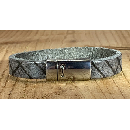 Grijze armband vintage gelaserd met brick print.