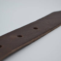 Bruine riem met studs en laserprint 