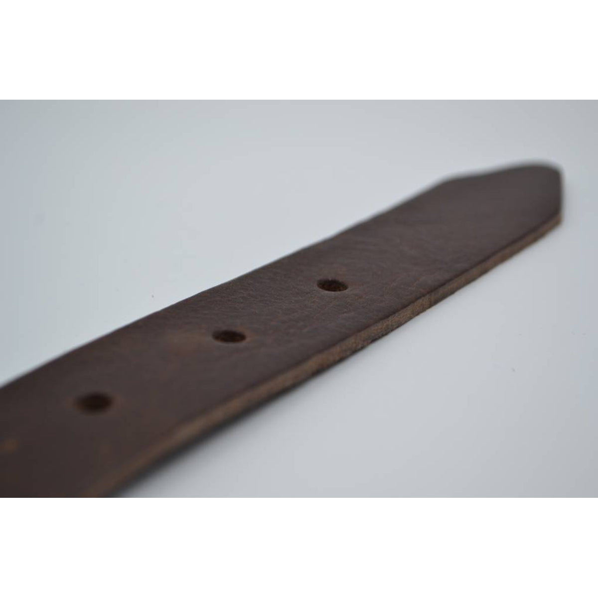 Bruine riem met studs en laserprint 