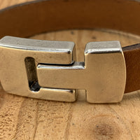 Cognac armband met wax randen voor een perfecte afwerking. 