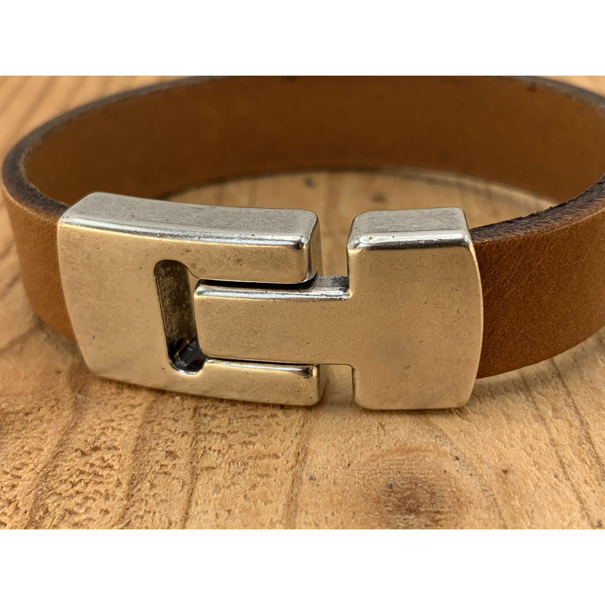 Cognac armband met wax randen voor een perfecte afwerking. 