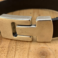 Zwarte armband met wax randen voor een perfecte afwerking. 