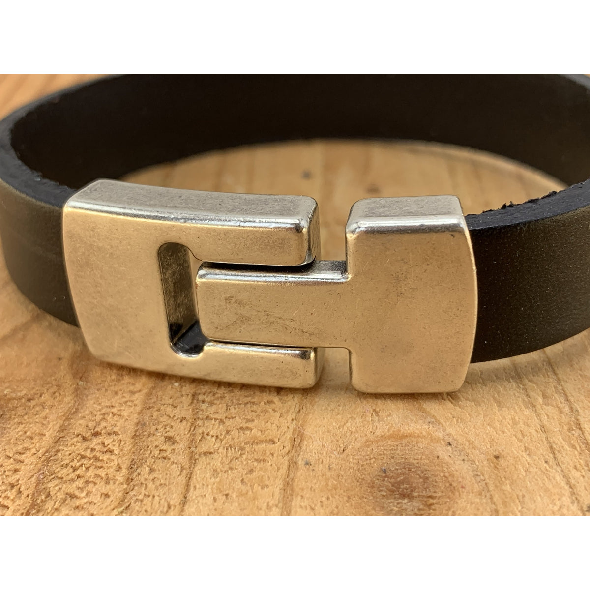 Zwarte armband met wax randen voor een perfecte afwerking. 