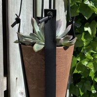Terracotta kleurige hangpot small met echt lederen banden.