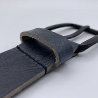 Stoere blauwe riem met gekreukt leer en mat zwarte gesp