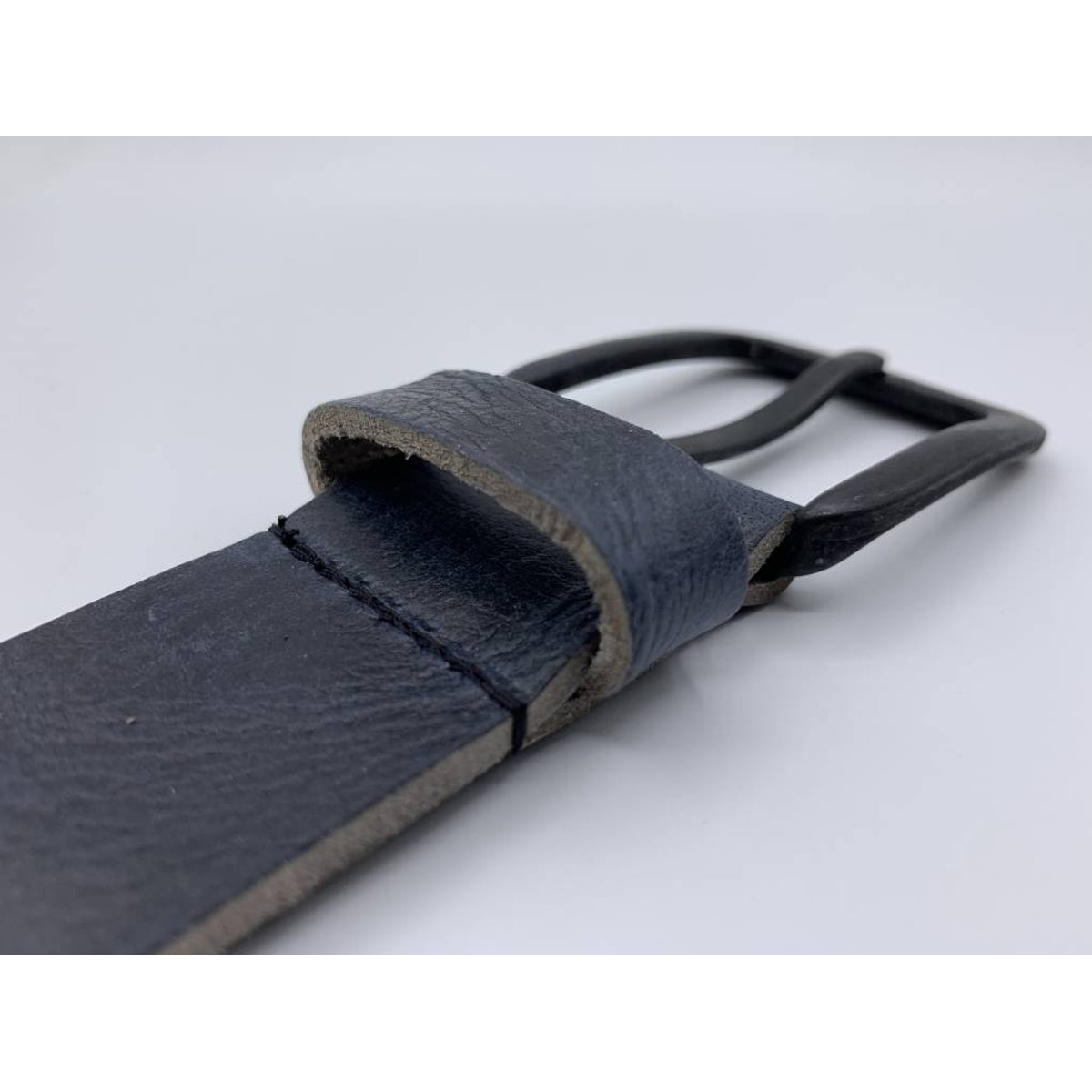 Stoere blauwe riem met gekreukt leer en mat zwarte gesp