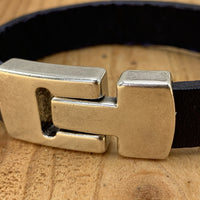 Blauwe armband met wax randen voor een perfecte afwerking. 