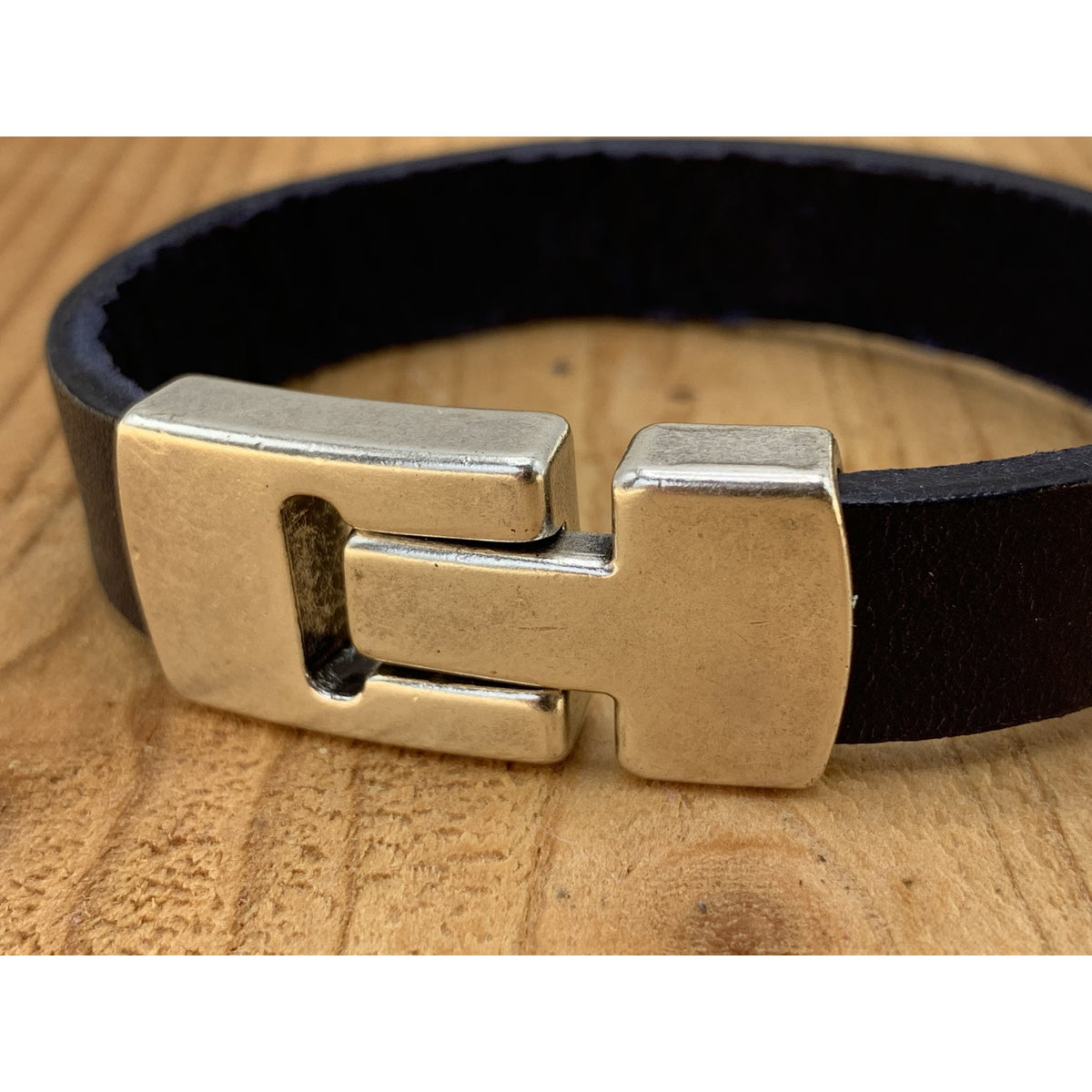 Blauwe armband met wax randen voor een perfecte afwerking. 