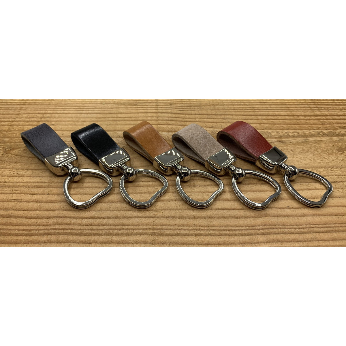 Rode sleutelhanger met hart vormige sleutelring.