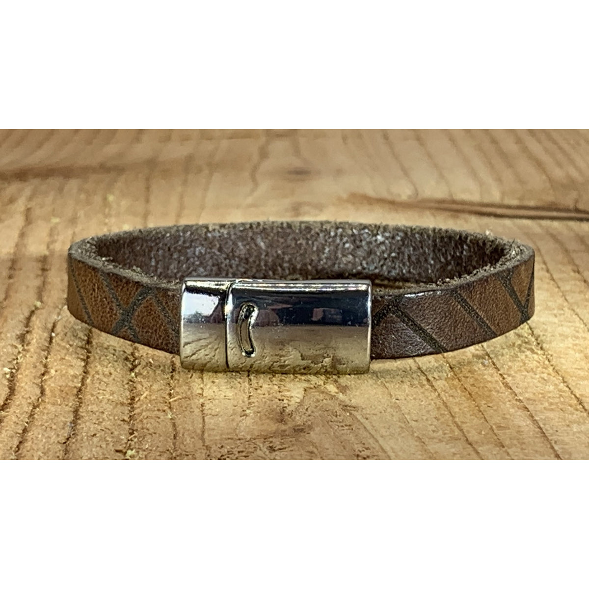 Grijze armband vintage gelaserd met brick print.