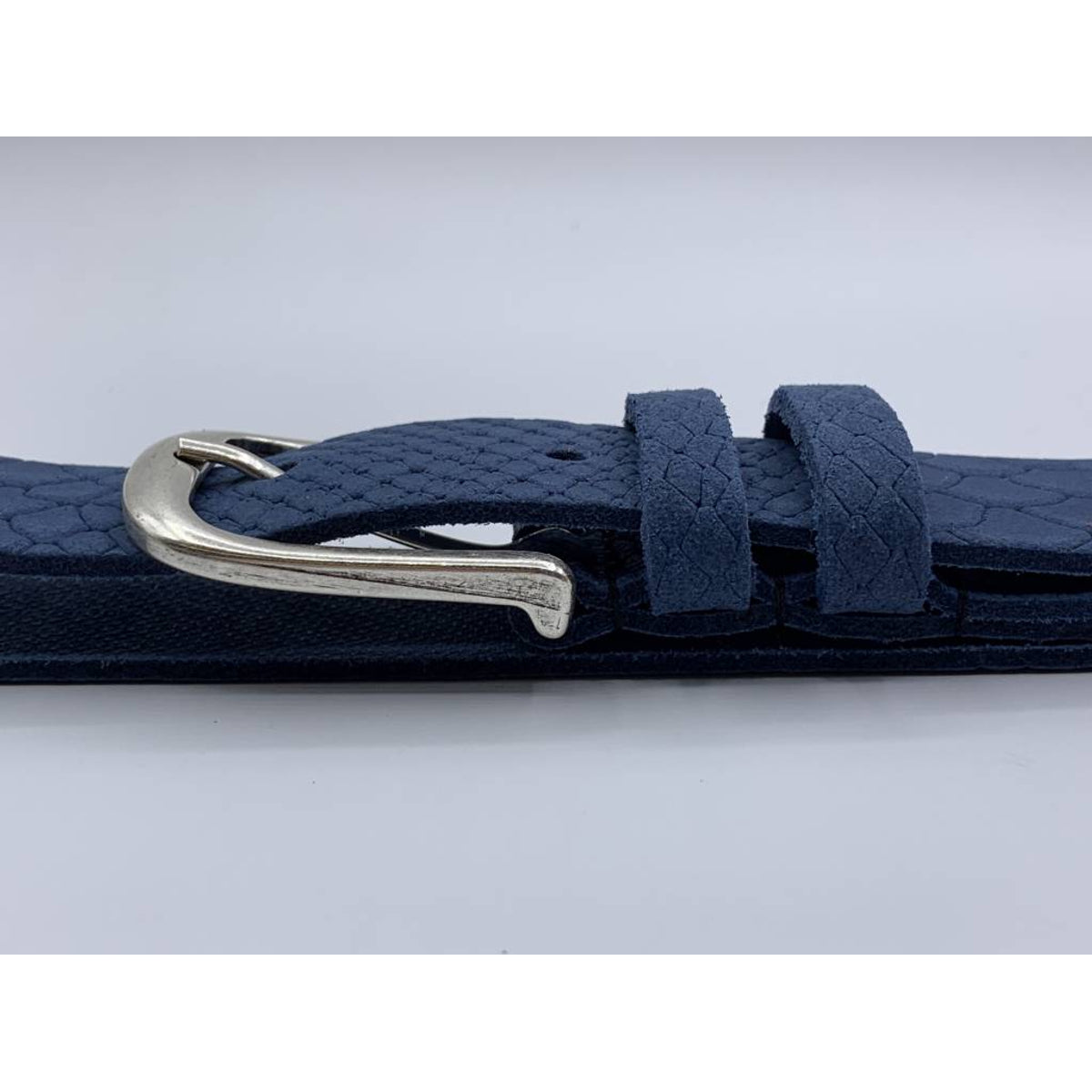Trendy blauwe damesriem met slangenprint.