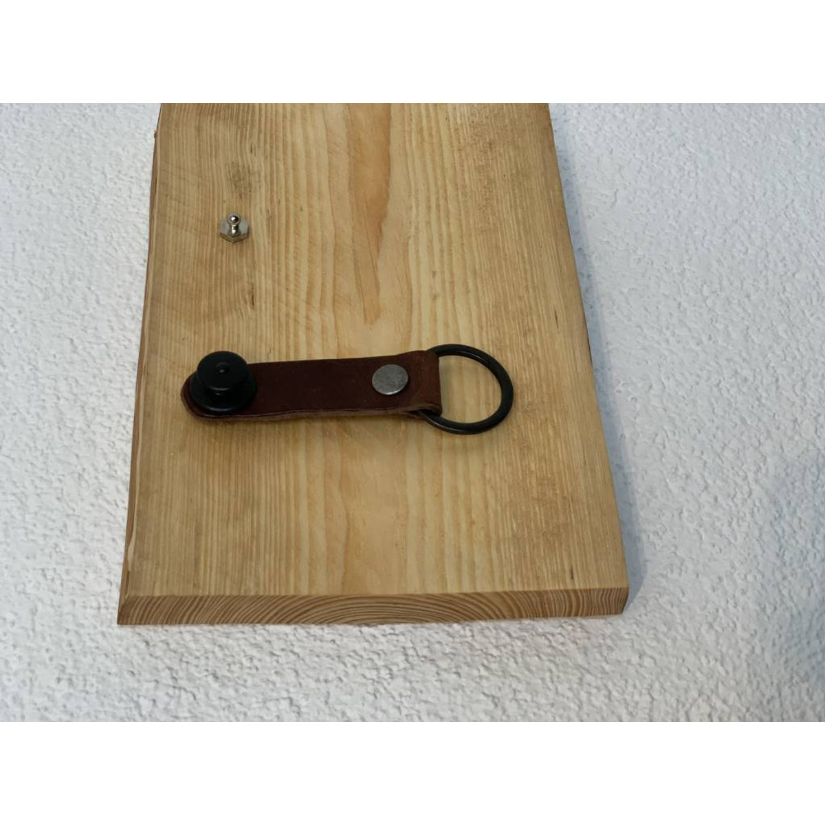 Sleutelplankje van douglas hout inclusief 2 moderne sleutelhangers van echt leer