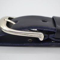 Blauwe riem met studs en laserprint