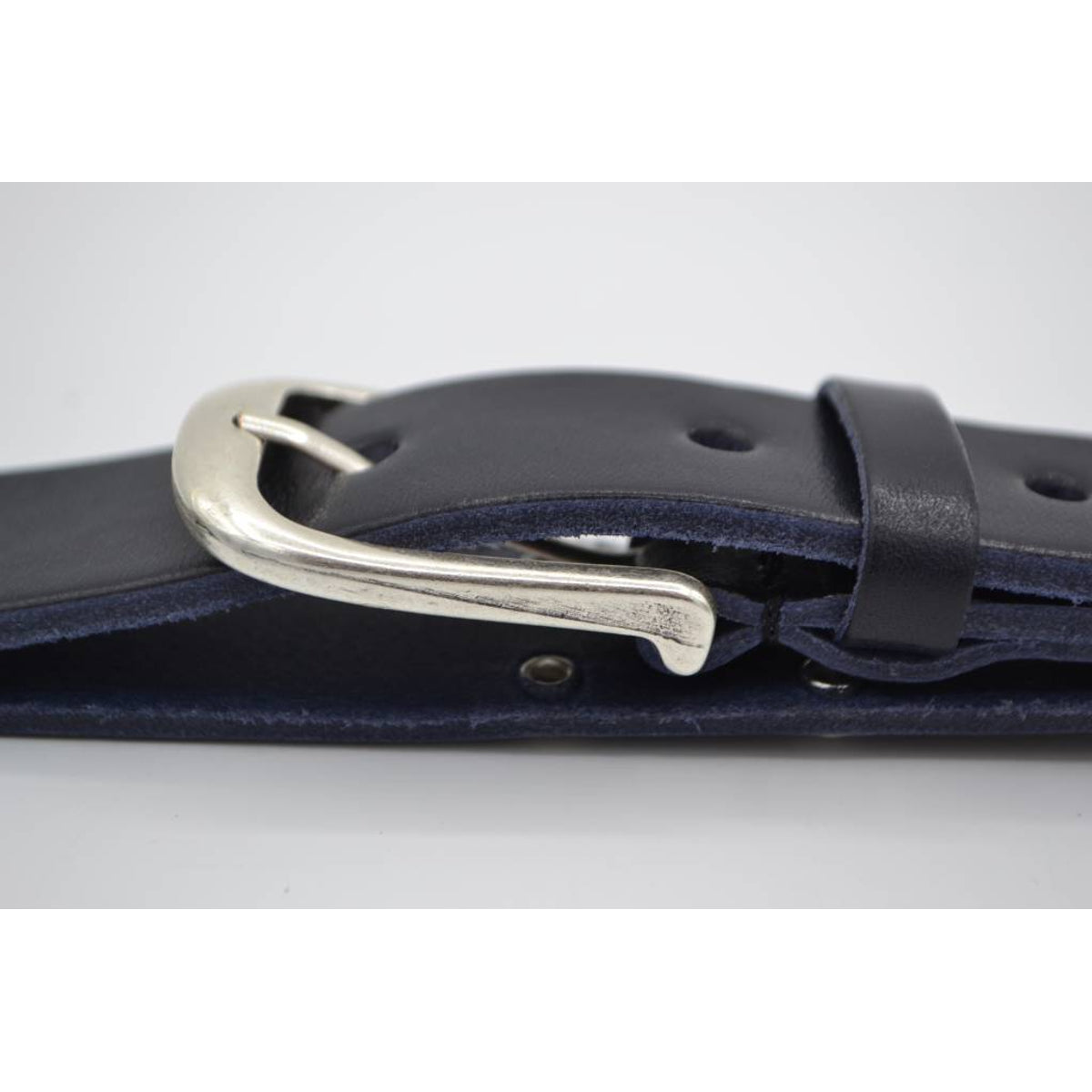 Blauwe riem met studs en laserprint