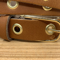 Lange trendy cognac knoopriem met gouden ringen
