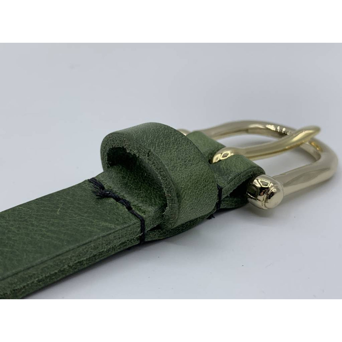 Groene smalle damesriem met gouden gesp