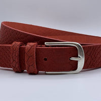 Trendy rode damesriem met slangenprint.