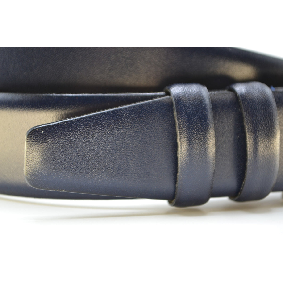 Stijlvolle donker blauwe echt lederen riem.