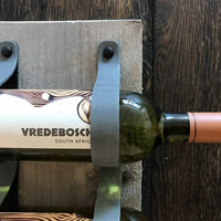 Wijnrek  van hout en leer. 