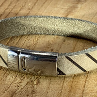 Ecru armband vintage gelaserd met brick print. 