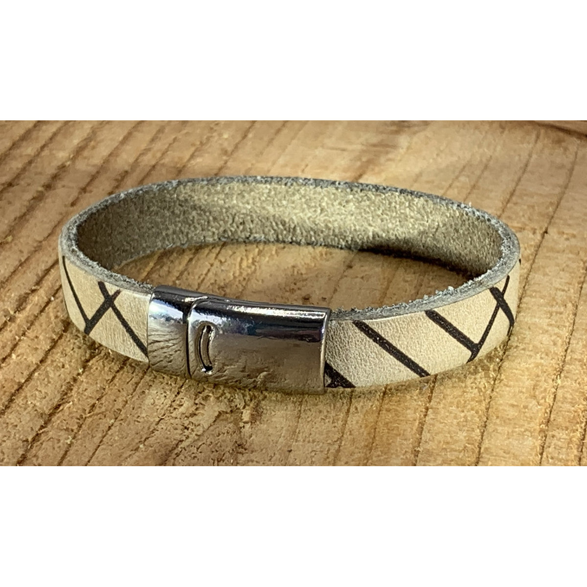 Ecru armband vintage gelaserd met brick print. 