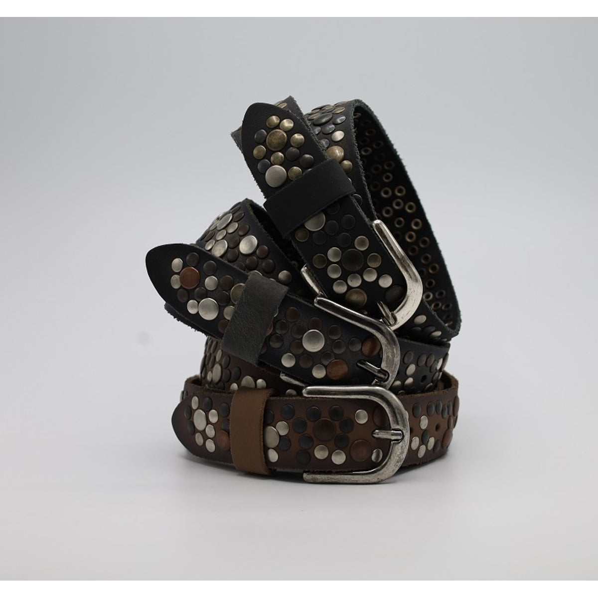 Zwarte S Oliver riem vol met verschillende studs.