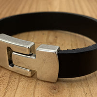 Zwarte armband met wax randen voor een perfecte afwerking. 