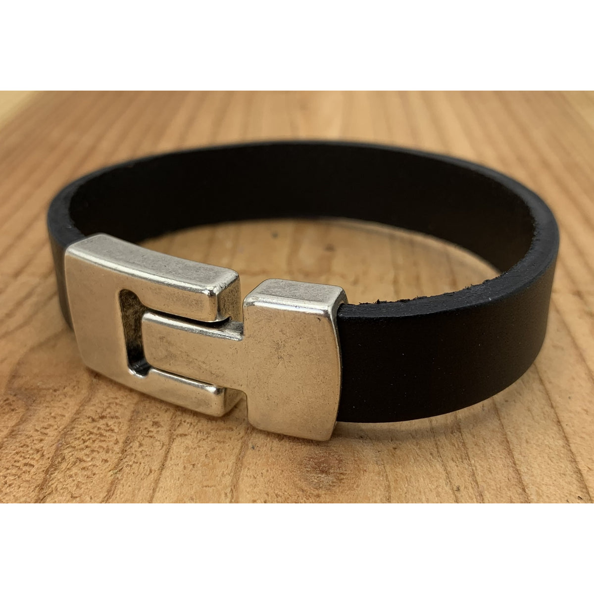 Zwarte armband met wax randen voor een perfecte afwerking. 