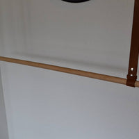 Kapstok van leer en hout