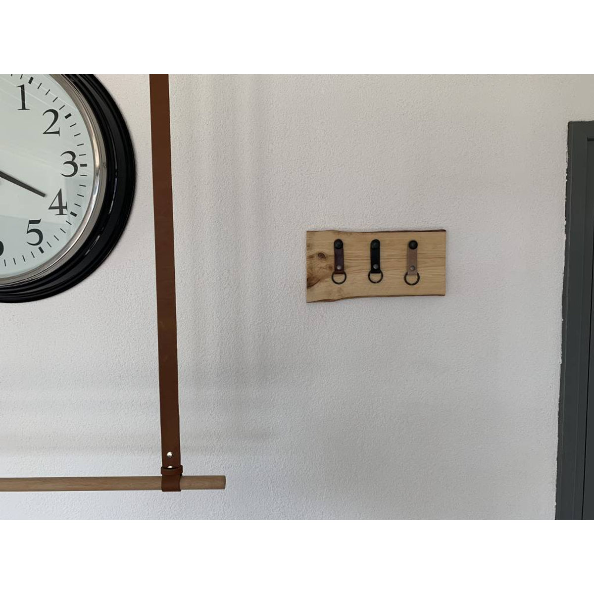 Sleutelplankjes van hout inclusief 3 sleutelhangers van echt leer