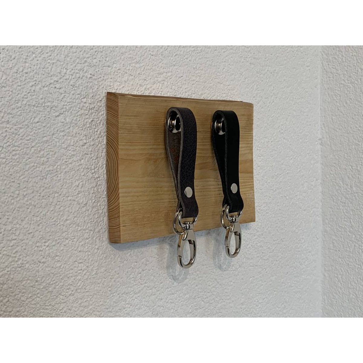 Sleutelplankjes van hout inclusief 2 moderne sleutelhangers van echt leer