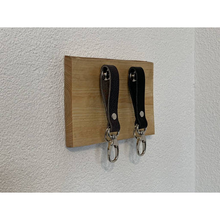 Sleutelplankjes van hout inclusief 2 moderne sleutelhangers van echt leer