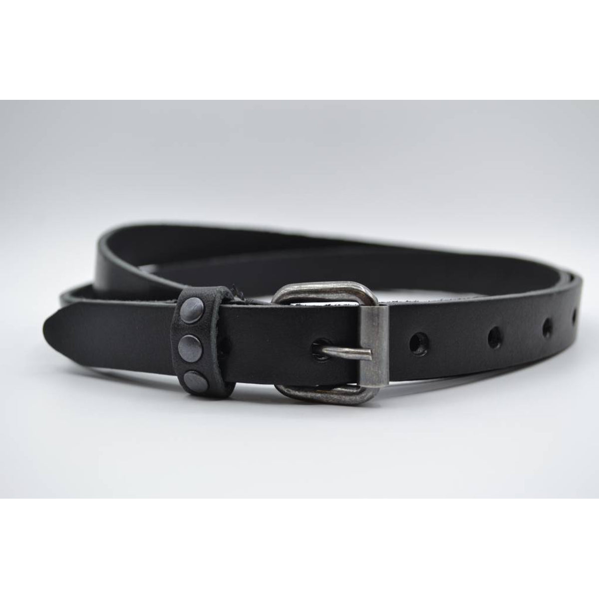 zwarte 20mm brede riem met studs op de lus