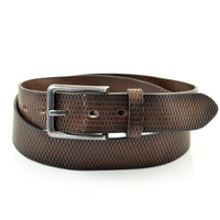 Bruin 3,5cm brede riem gemaakt van Italiaans leer met een mooi patroon.  Met een zwarte gesp.