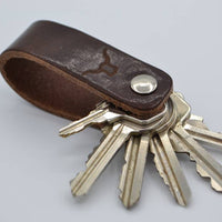 bruine echt lederen sleutelhanger met logo