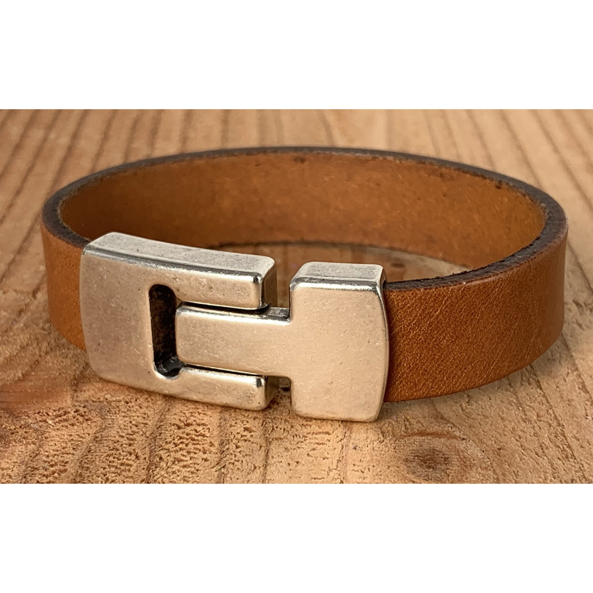 Cognac armband met wax randen voor een perfecte afwerking. 