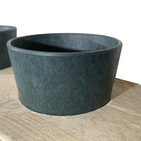 Kruidenrek met donker blauwe potjes.